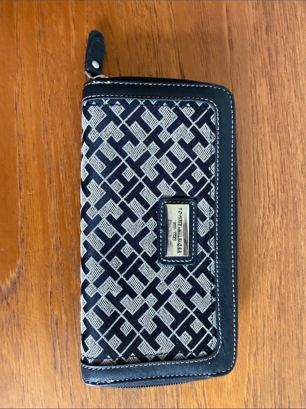 Tommy Hilfiger Navy & Cream Geometric Zip Wallet